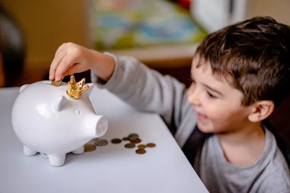 Kind mit Sparschwein