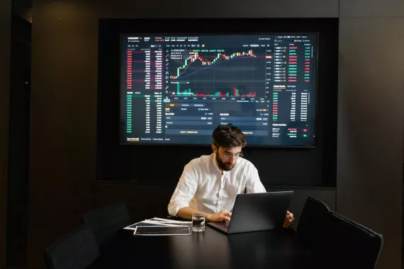 Finance Expert analysing the current market